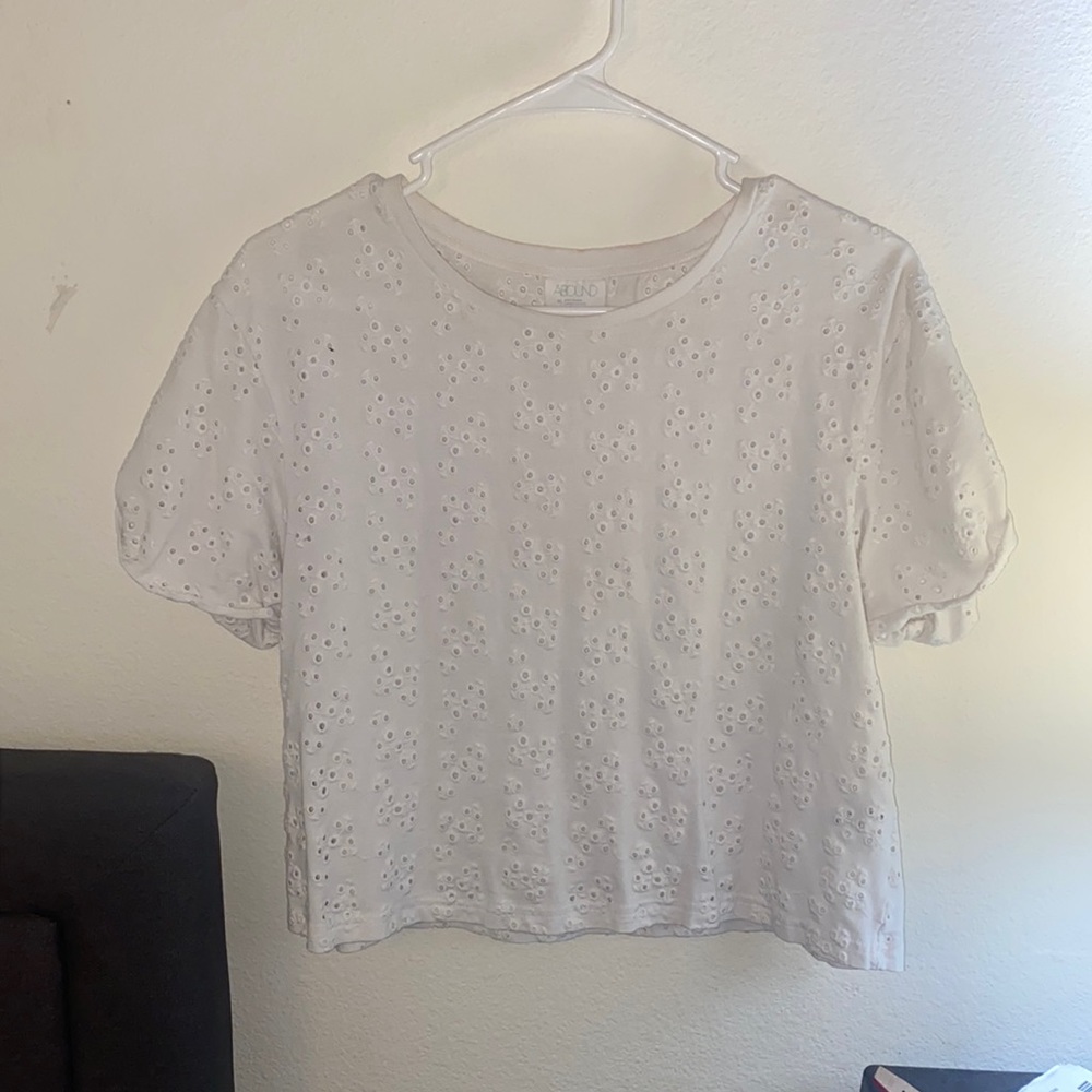 White short sleeve top with flower